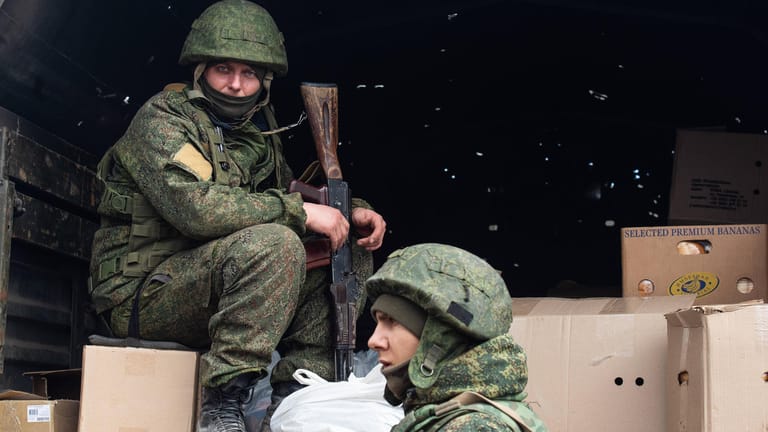 Russische Separatisten in der Region Luhansk: Putins Armee hat im Ukraine-Krieg hohe Verluste erlitten. Das macht Umgruppierungen nötig, Kampfverbände müssen neu organisiert und mit jungen Rekruten aufgefüllt werden.