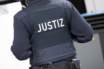 Mitarbeiter der Justiz (Symbolbild): In München steht ein 39-Jähriger unter anderem wegen Totschlags vor Gericht.