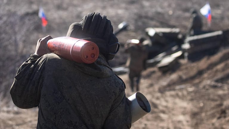 Ein russischer Soldat und Angehöriger der separatistischen Truppen im Donbass schleppt eine Granate. Vielen jungen Rekruten in Russland wird gesagt, sie würden lediglich zum "Schleppen" von Material in die Ukraine entsandt.