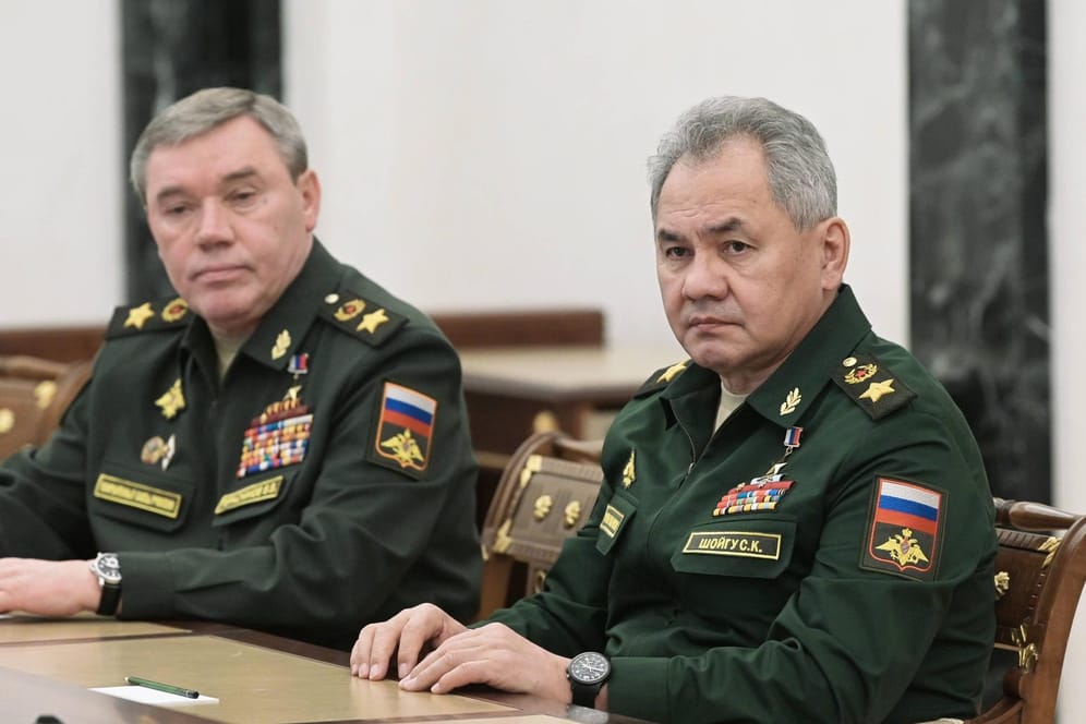 Verteidigungsminister Sergej Schoigu (r.) und der General Waleri Gerassimow (Archivbild): Die USA sollen der Ukraine von einer Tötung des Generalstabschefs abgeraten haben.