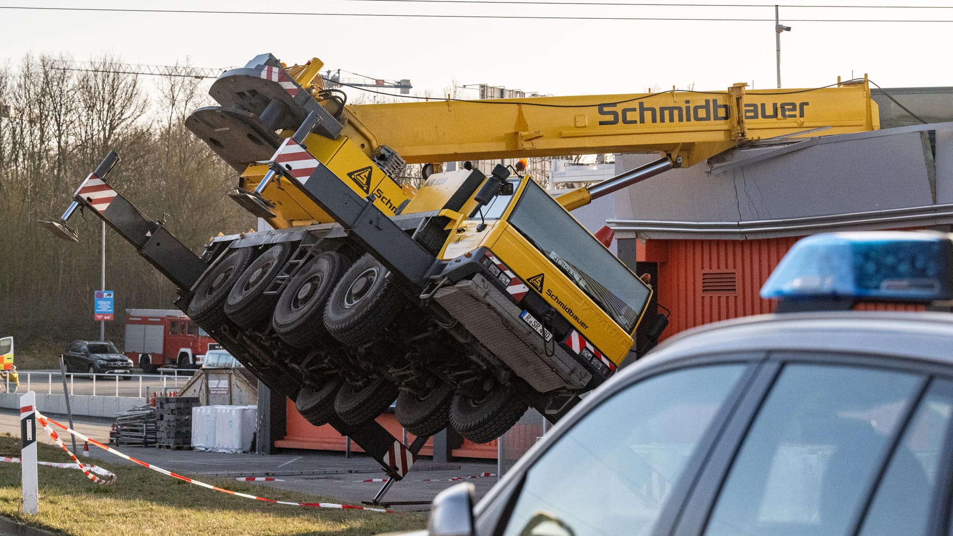 Der umgekippte Kran: Der Grund für den Unfall ist auch am Dienstagmorgen noch unklar. Der umgekippte Kran: Der Grund für den Unfall ist auch am Dienstagmorgen noch unklar.