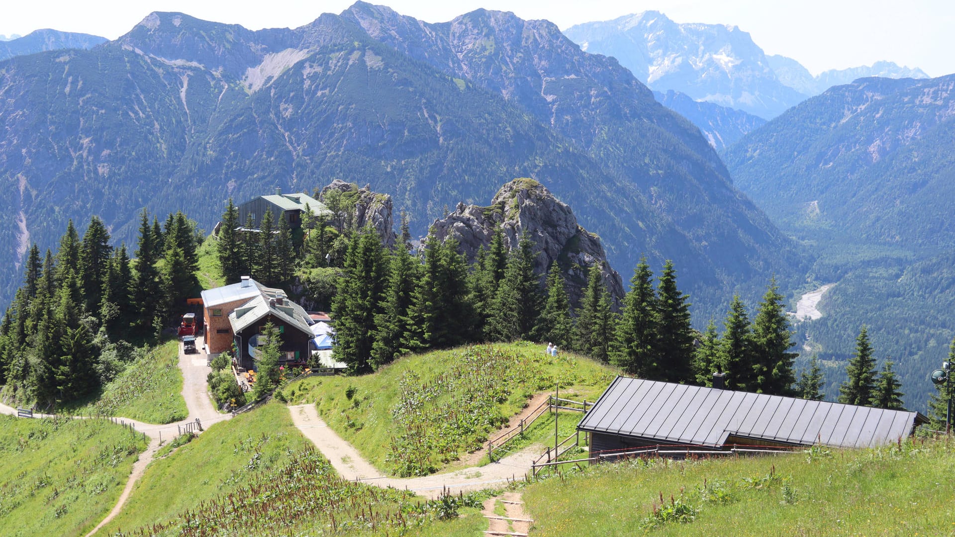 Oberammergau in Bayern (Symbolbild): Ein 41-Jähriger ist hier bei einer Bergtour abgestürzt. Oberammergau in Bayern (Symbolbild): Ein 41-Jähriger ist hier bei einer Bergtour abgestürzt.