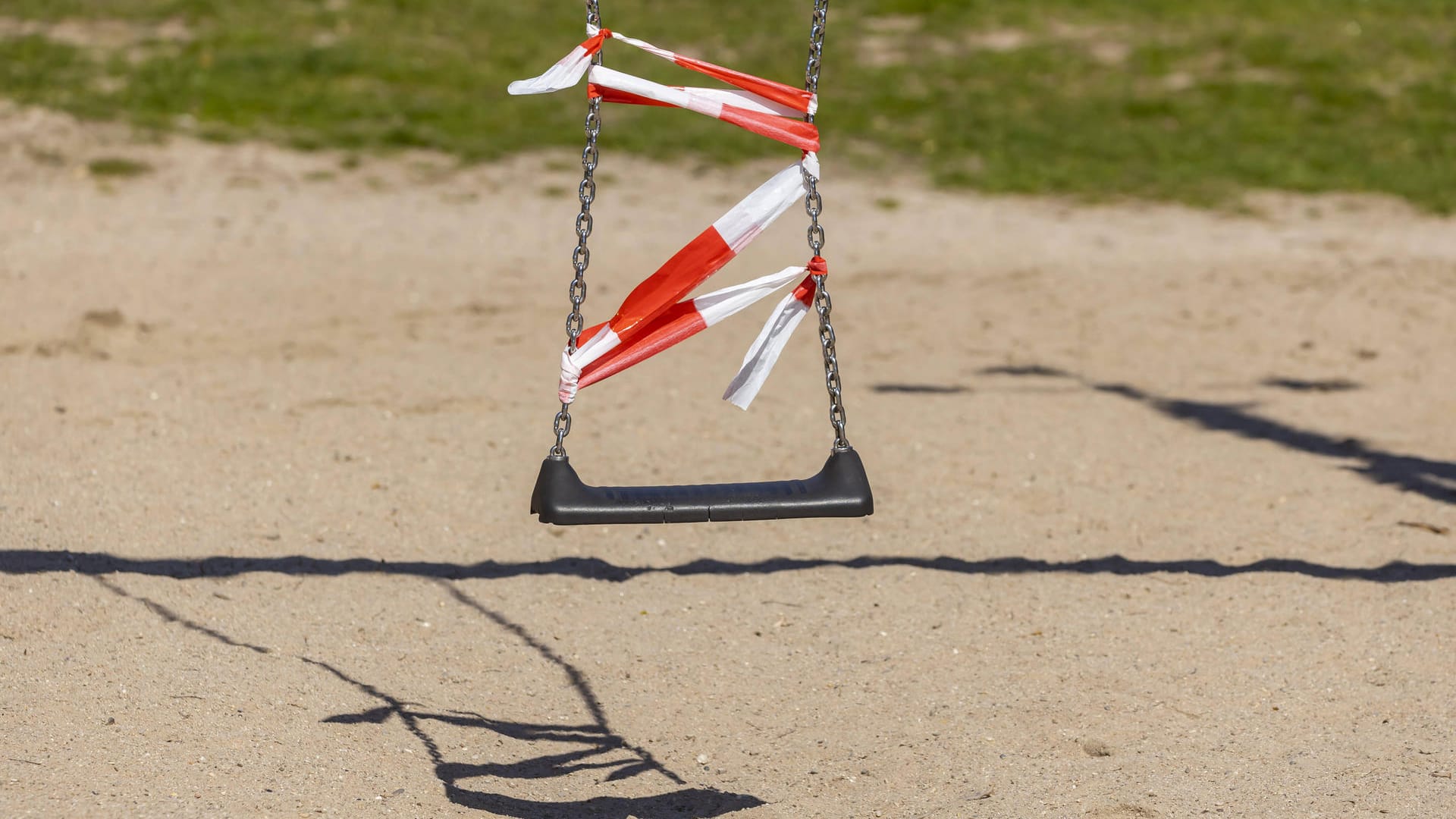 Geschlossener Spielplatz: Nicht nur ganze Spielplätze, auch einzelne Spielgeräte waren lange Zeit gesperrt.