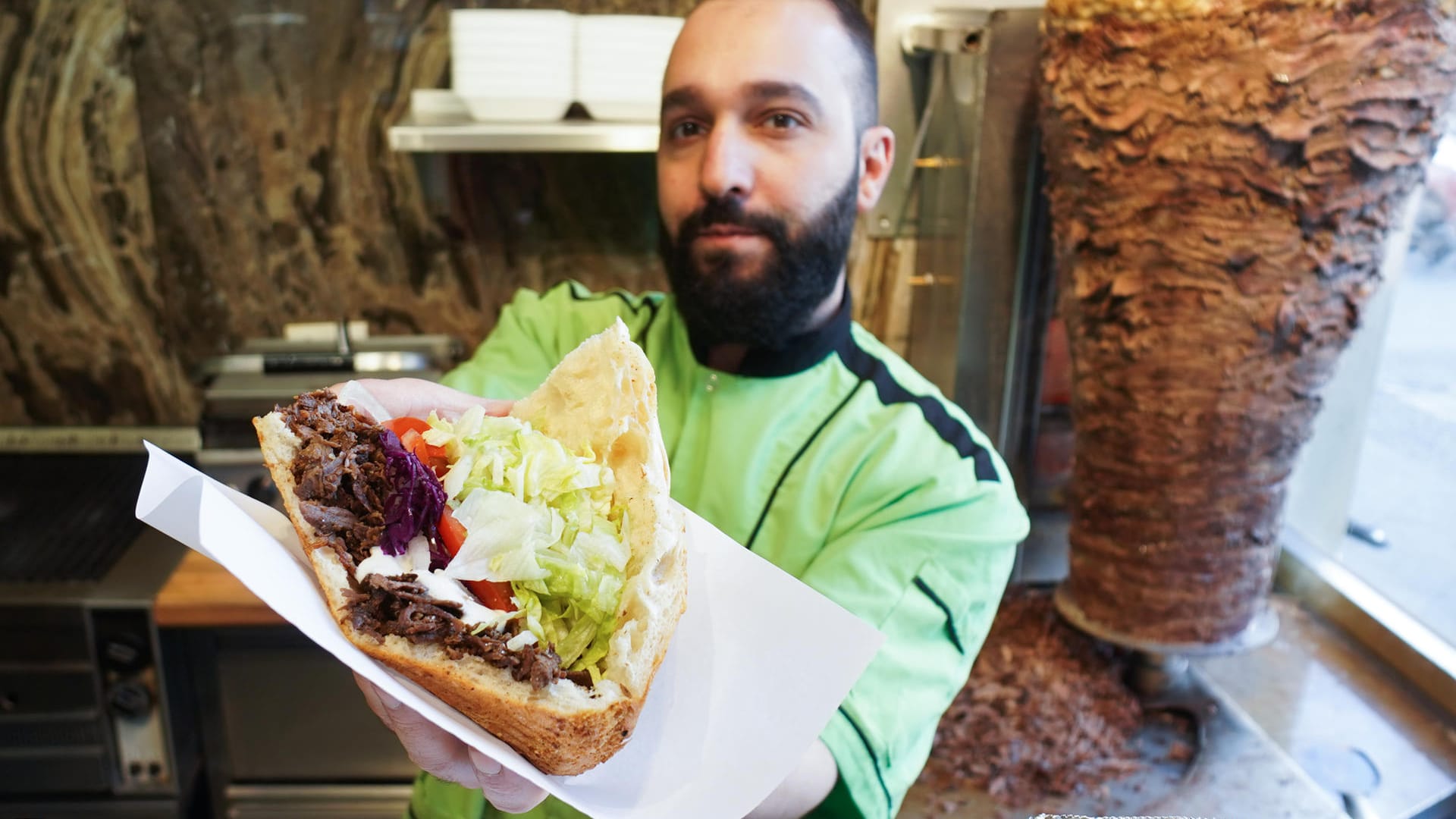 Galip vom Imren Grill hält einen Döner in der Hand: In der Türkei wurde der Döner nie so populär wie in Deutschland.