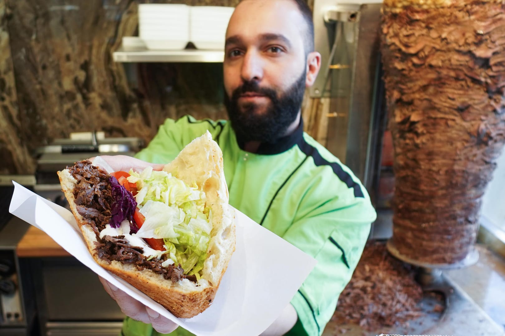 Galip vom Imren Grill hält einen Döner in der Hand: In der Türkei wurde der Döner nie so populär wie in Deutschland.