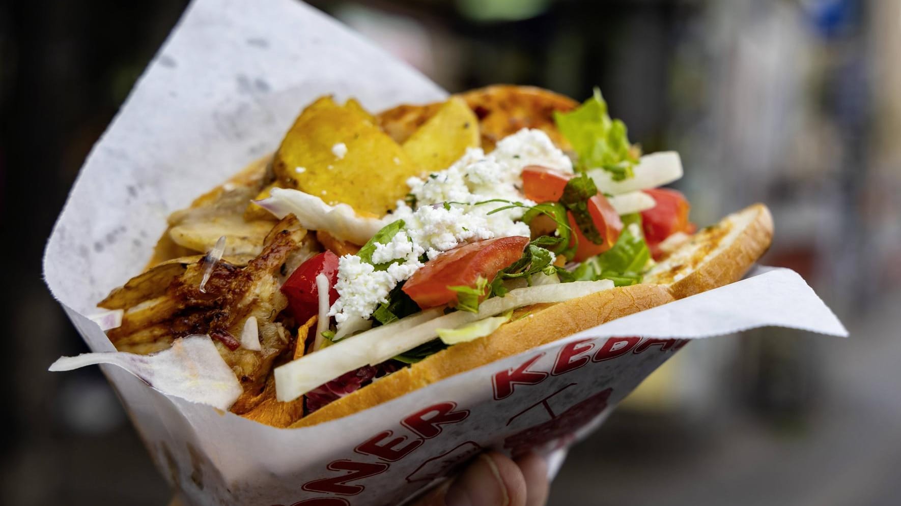 Ein Döner mit Käse und frittiertem Gemüse (Archivbild): Immer wieder wird der klassische Döner weiterentwickelt.