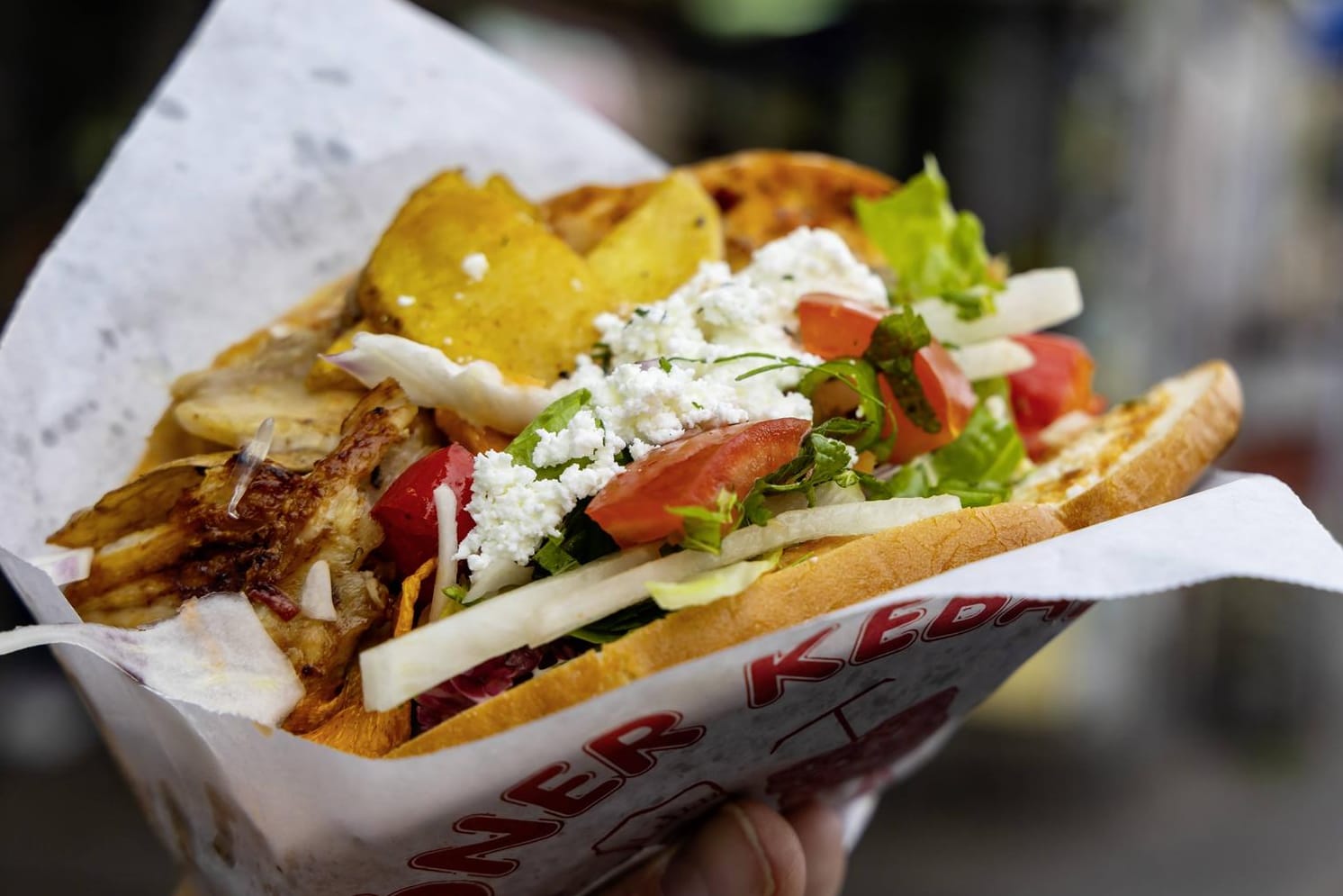 Ein Döner mit Käse und frittiertem Gemüse (Archivbild): Immer wieder wird der klassische Döner weiterentwickelt.