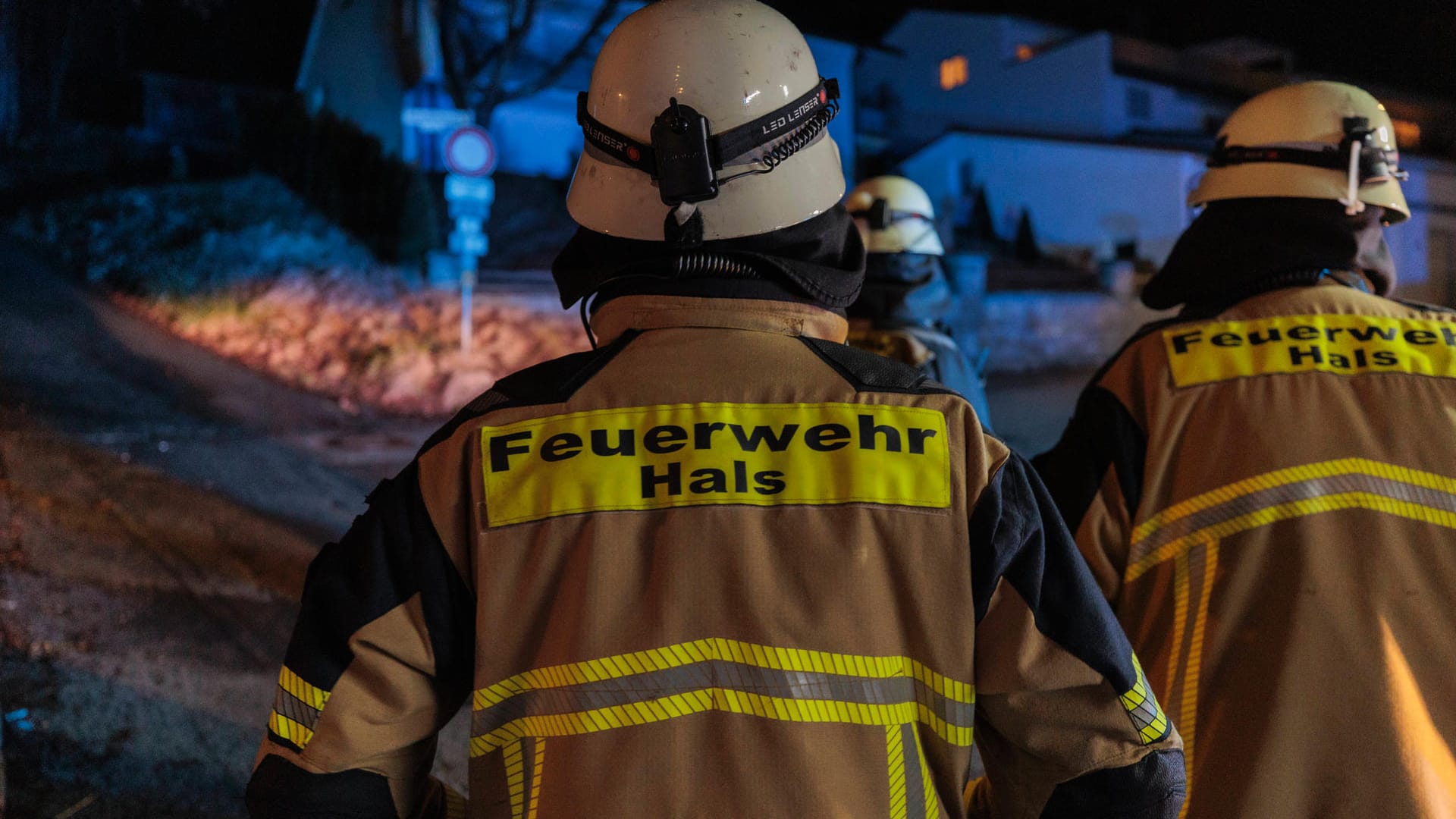 Feuerwehreinsatz in Passau-Hals (Symbolbild): Im Landkreis Weilheim-Schongau ist ein Mensch in einem brennenden Wohnmobil gestorben. Wer der oder die Tote ist, ist bislang unklar. Feuerwehreinsatz in Passau-Hals (Symbolbild): Im Landkreis Weilheim-Schongau ist ein Mensch in einem brennenden Wohnmobil gestorben. Wer der oder die Tote ist, ist bislang unklar.