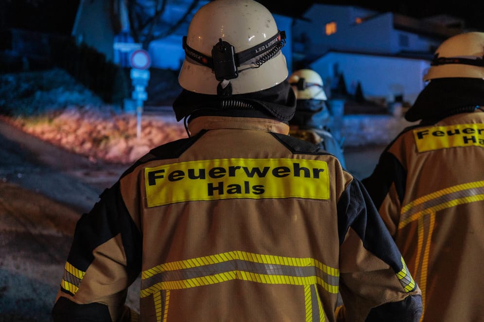 Feuerwehreinsatz in Passau-Hals (Symbolbild): Im Landkreis Weilheim-Schongau ist ein Mensch in einem brennenden Wohnmobil gestorben. Wer der oder die Tote ist, ist bislang unklar.