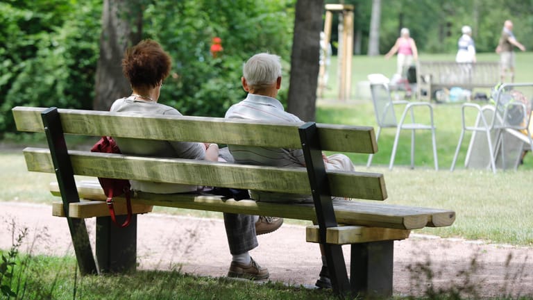 Rentnerpaar auf einer Bank (Symbolbild): Die Rentenanpassung fällt in diesem Jahr höher aus als bislang erwartet.