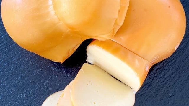 Da italienischer Scamorza sehr gleichmäßig schmilzt, eignet er sich super zum Überbacken.