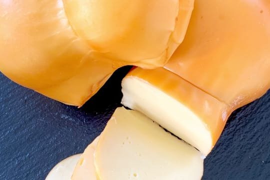 Da italienischer Scamorza sehr gleichmäßig schmilzt, eignet er sich super zum Überbacken.