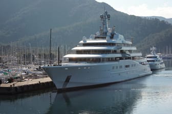 Türkei: Die auf den Bermudas registrierte Luxusjacht "Eclipse", die einem russischen Oligarchen gehören soll, liegt in einem Hafen im türkischen Marmaris.