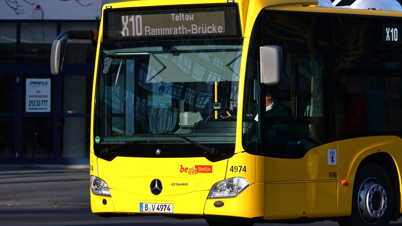 Ein Bus der Linie X10 (Archivbild): Zwei Polizisten mussten im Krankenhaus behandelt werden.