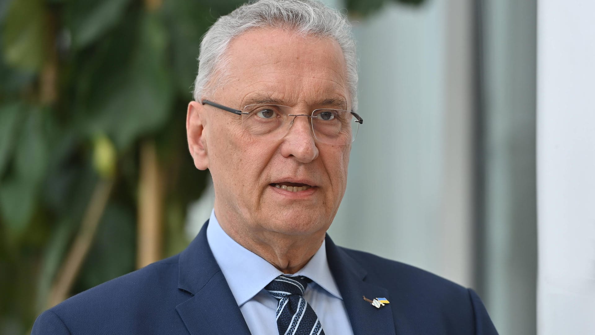 Bayerns Innenminster Joachim Herrmann (Archivbild): Der Politiker hat weitere Ermittlungen angekündigt.
