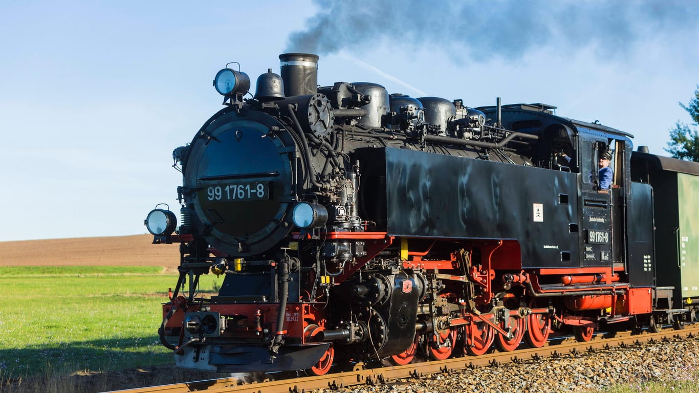 Kleinbahn auf der Strecke der Lößnitzgrundbahn (Archivbild): Die geschichtsträchtigen Eisenbahnen dürfen auf den Gleisen bleiben.