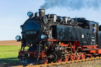 Kleinbahn auf der Strecke der Lößnitzgrundbahn (Archivbild): Die geschichtsträchtigen Eisenbahnen dürfen auf den Gleisen bleiben.