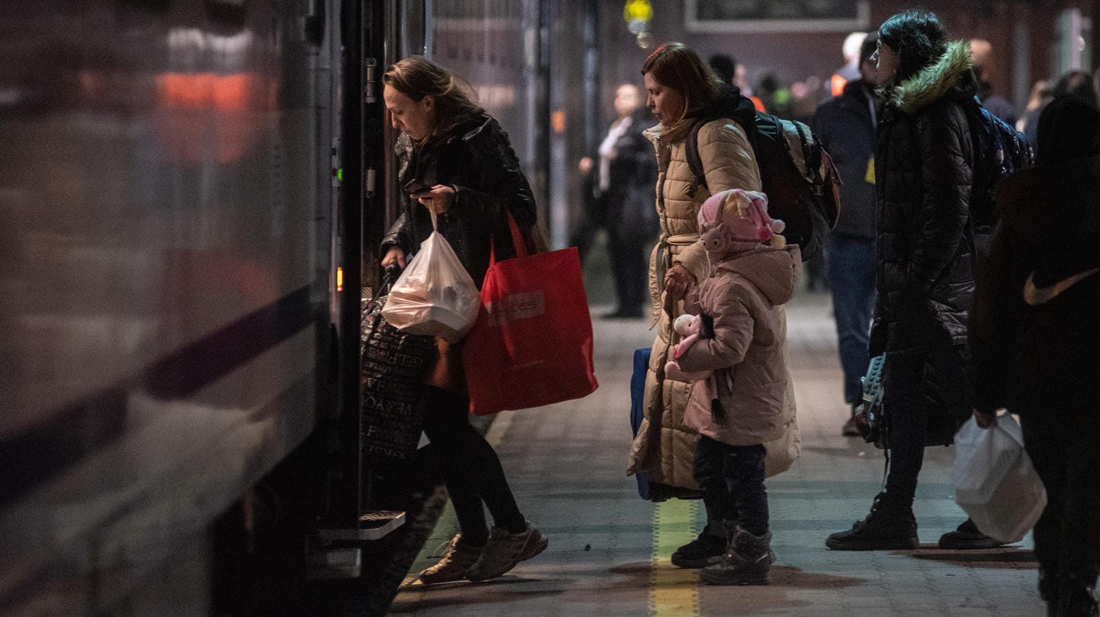 Ukrainische Flüchtlinge steigen am Bahnhof von Przemyśl in einen Zug, der sie weiter nach Westen bringen soll: Besonders Frauen und Kinder laufen Gefahr, Opfer von Menschenhandel zu werden.