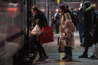 Ukrainische Flüchtlinge steigen am Bahnhof von Przemyśl in einen Zug, der sie weiter nach Westen bringen soll: Besonders Frauen und Kinder laufen Gefahr, Opfer von Menschenhandel zu werden.