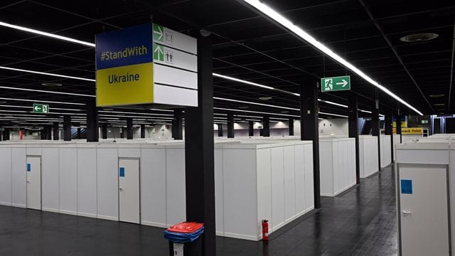 Auf einer ukrainischen Flagge steht #StandWithUkraine" (Archivbild): Kommunen in NRW sind auf der Suche nach Notunterkünften für Flüchtlinge. Auf einer ukrainischen Flagge steht #StandWithUkraine" (Archivbild): Kommunen in NRW sind auf der Suche nach Notunterkünften für Flüchtlinge.