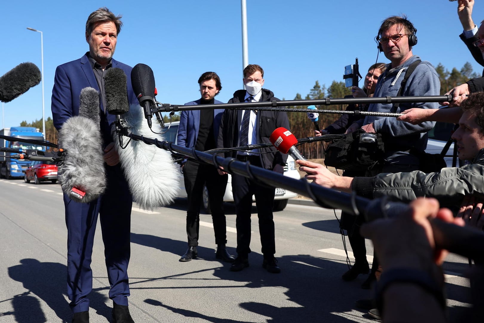 Bundeswirtschaftsminister Robert Habeck bei der Eröffnung der Tesla-Gigafactory in Grünheide: Hier sollen laut dem Unternehmen mal 12.000 Menschen arbeiten. Bundeswirtschaftsminister Robert Habeck bei der Eröffnung der Tesla-Gigafactory in Grünheide: Hier sollen laut dem Unternehmen mal 12.000 Menschen arbeiten.