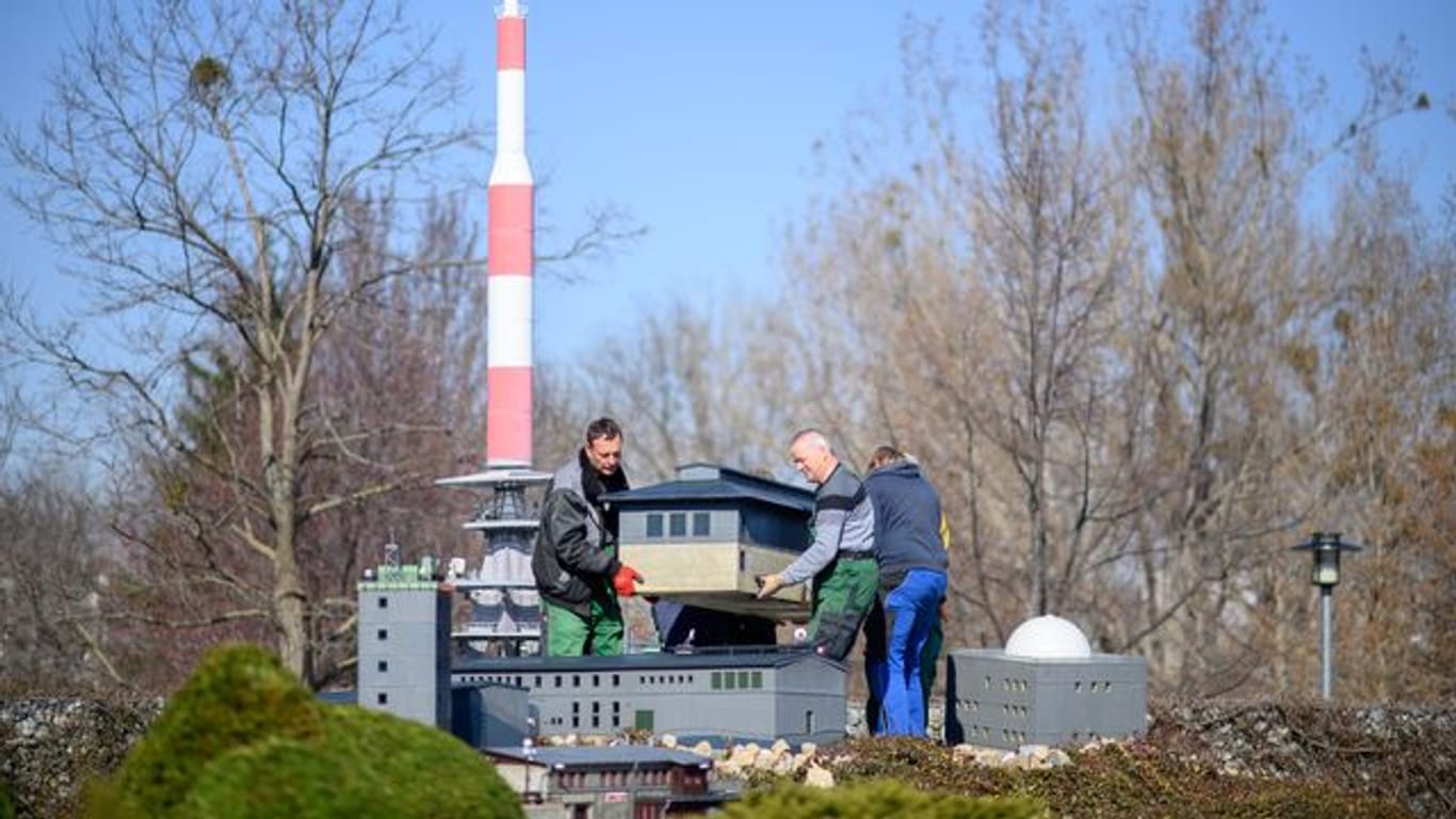 Aufbau von Harzmodell im Miniaturenpark