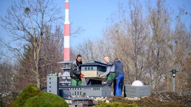 Aufbau von Harzmodell im Miniaturenpark