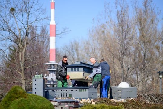 Aufbau von Harzmodell im Miniaturenpark