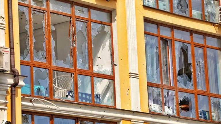 Ein Wohnhaus in Odessa nach einem russischen Angriff.