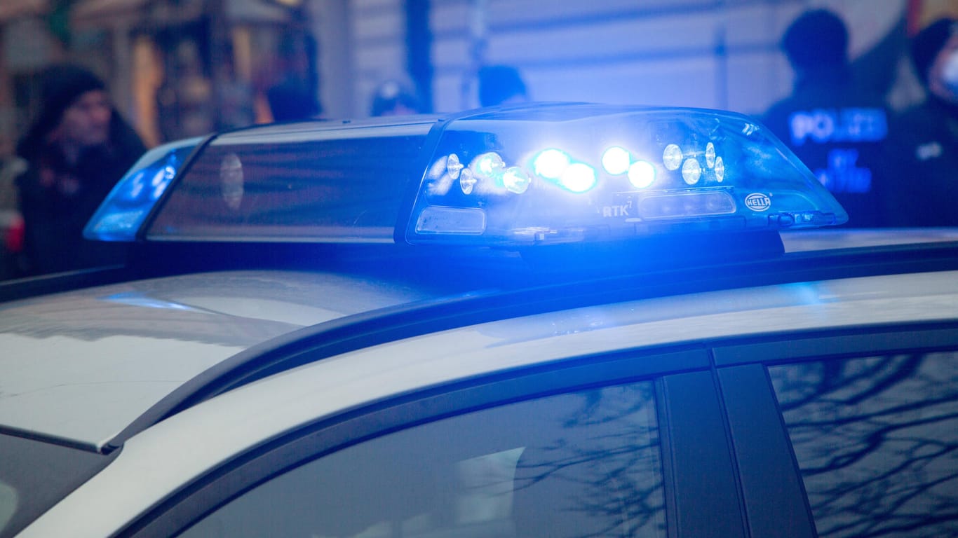Polizeiwagen mit Blaulicht (Symbolbild): Die Polizei ermittelt wegen Freiheitsberaubung und gefährlicher Körperverletzung gegen vier Personen.