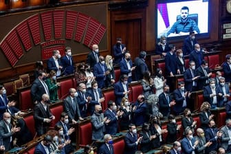 "Italien ist an der Seite der Ukraine in diesem Prozess", sagte Italiens Premier Draghi am Rande einer Videoansprache von Ukraines Präsident Selenskyj vor dem italienischen Parlament.