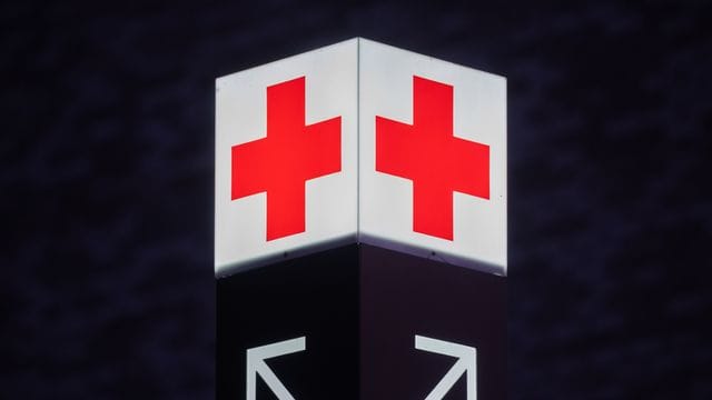 KrankenhausEin Pfeil weist den Weg zum Krankenhauses (Symbolbild): Die Kliniken in Bayern schreiben wegen Corona rote Zahlen.