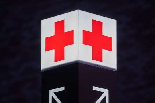 KrankenhausEin Pfeil weist den Weg zum Krankenhauses (Symbolbild): Die Kliniken in Bayern schreiben wegen Corona rote Zahlen.