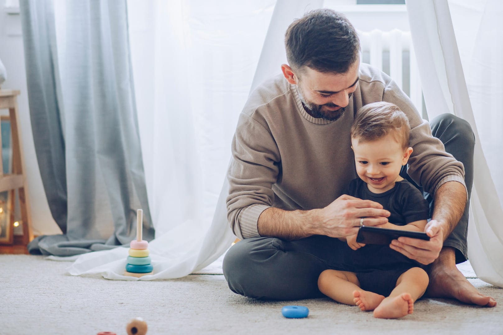 Vater und Sohn im Kinderzimmer (Symbolbild): Wer in Teilzeit arbeitet, kann häufiger mit der Familie zusammen sein.