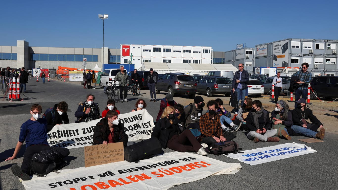 Klimaaktivisten blockieren Eingang der Tesla-Fabrik in Brandenburg: Die Fabrik wird an diesem Dienstag eröffnet.