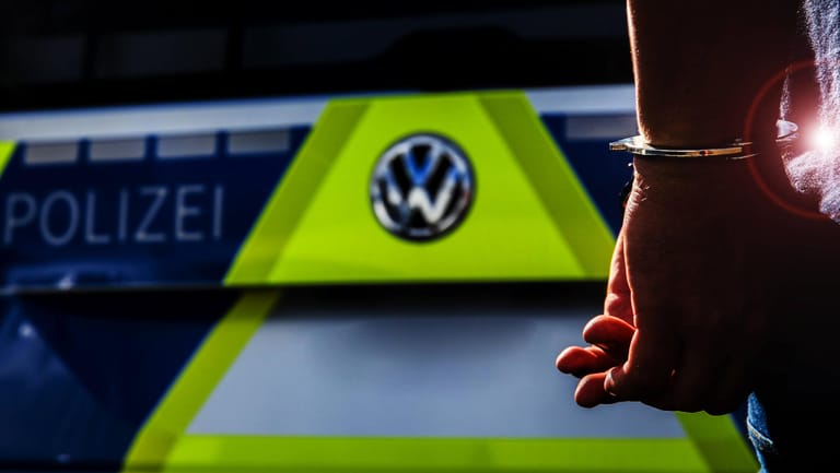 Polizeieinsatz mit Festnahme (Symbolfoto): Bei einer Razzia wegen des Verdachts eines millionenschweren Betrugs wurde ein Mann festgenommen. Ein Kölner Anwalt ist im Visier der Ermittler.