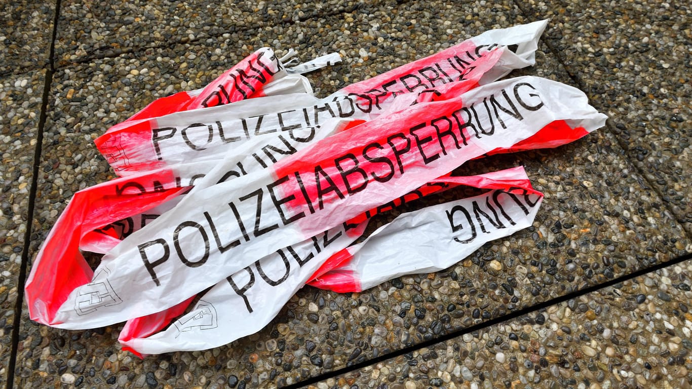 Band einer Polizeiabsperrung: Bei Chemnitz wurde ein Mann wegen des Verdachts auf Totschlag festgenommen.