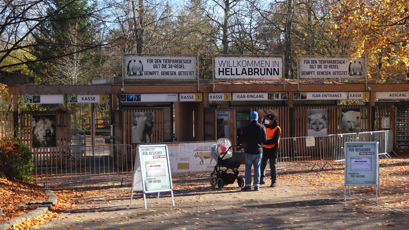 München: Ein Blick auf den Eingang des Tierpark Hellabrunn in München (Archivbild): Wegen Corona und hohen Betriebskosten – Preise in Hellabrunn steigen.