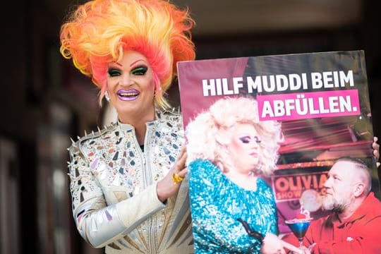 Olivia Jones, Dragqueen, stellt während eines Pressetermins die Kampagne "#Seitenwechseln" vor.