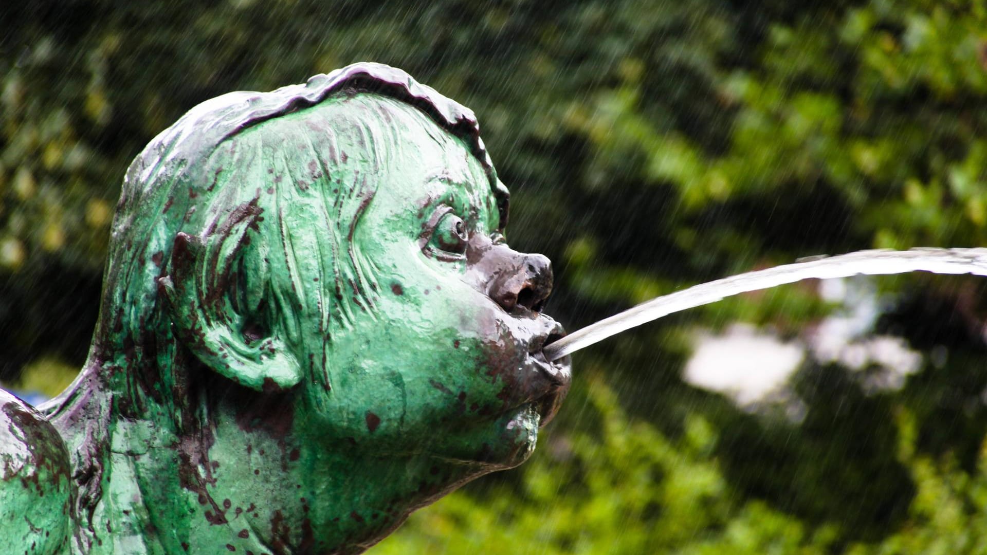 Bronzefigur spuckt Wasser, Hamburg (Symbolbild). Mit dem Beitritt zur "Blue Community" will Hamburg den Wert und Schutz des Trinkwassers mehr ins öffentliche Bewusstsein rücken. Bronzefigur spuckt Wasser, Hamburg (Symbolbild). Mit dem Beitritt zur "Blue Community" will Hamburg den Wert und Schutz des Trinkwassers mehr ins öffentliche Bewusstsein rücken.