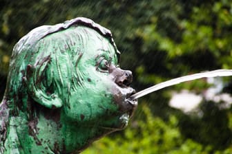 Bronzefigur spuckt Wasser, Hamburg (Symbolbild). Mit dem Beitritt zur "Blue Community" will Hamburg den Wert und Schutz des Trinkwassers mehr ins öffentliche Bewusstsein rücken.