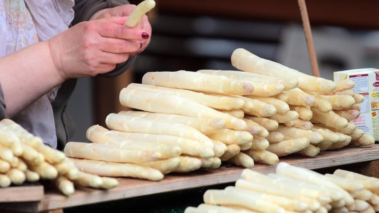 Verkaufsstand mit Spargel auf dem Viktualienmarkt in München (Archivbild): Hohe Energiekosten und angehobener Mindestlohn könnten den Spargel teurer machen.