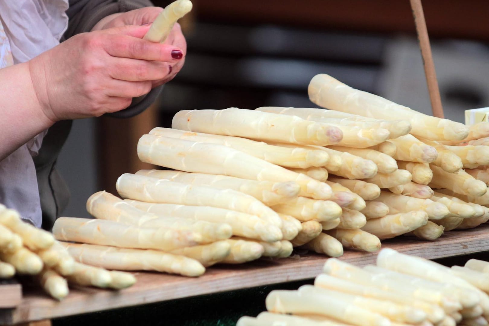 Verkaufsstand mit Spargel auf dem Viktualienmarkt in München (Archivbild): Hohe Energiekosten und angehobener Mindestlohn könnten den Spargel teurer machen.