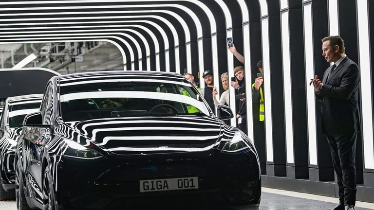 Die ersten E-Autos rollen in Grünheide vom Band, rechts Tesla-Chef Elon Musk.