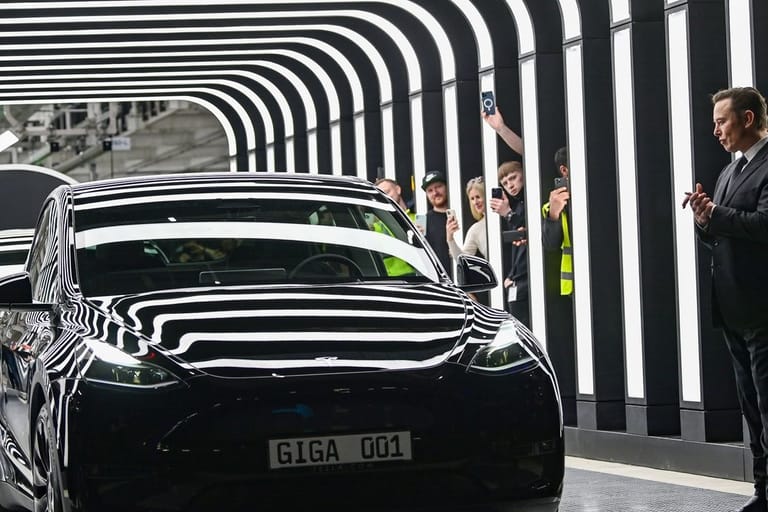 Die ersten E-Autos rollen in Grünheide vom Band, rechts Tesla-Chef Elon Musk.