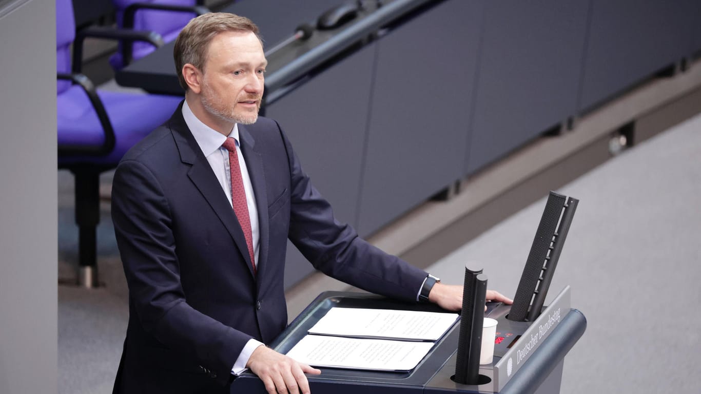 Bundeswirtschaftsminister Christian Lindner bei einer Rede im Bundestag (Symbolbild): Der Krieg in der Ukraine stelle auch eine wirtschaftliche Belastung dar, so der Minister.