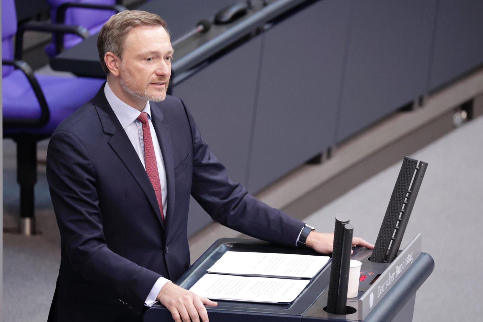 Bundeswirtschaftsminister Christian Lindner bei einer Rede im Bundestag (Symbolbild): Der Krieg in der Ukraine stelle auch eine wirtschaftliche Belastung dar, so der Minister. Bundeswirtschaftsminister Christian Lindner bei einer Rede im Bundestag (Symbolbild): Der Krieg in der Ukraine stelle auch eine wirtschaftliche Belastung dar, so der Minister.