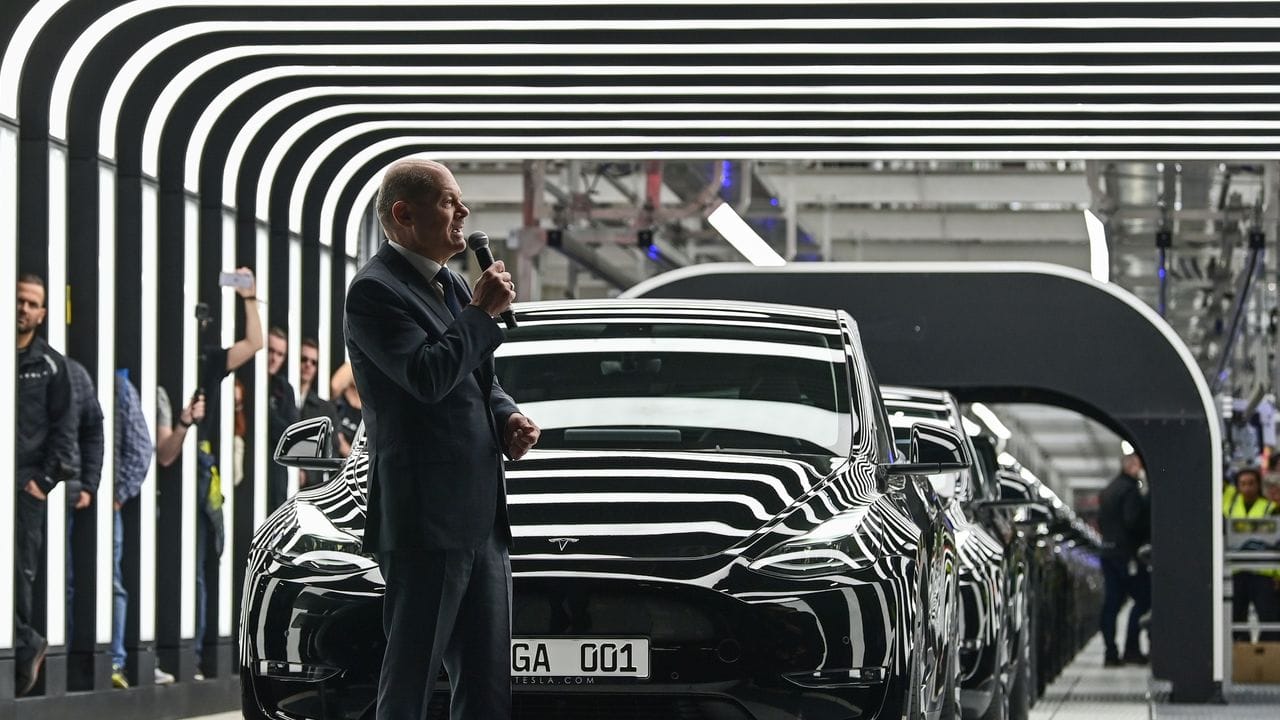 Bundeskanzler Olaf Scholz bei der Eröffnung der Tesla-Fabrik Berlin Brandenburg.