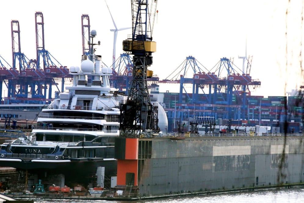 Die Luxusjacht Luna liegt im Hamburger Hafen (Archivbild): Auch Bodo Ramelow forderte bereits eine Umnutzung der Schiffe russischer Oligarchen.