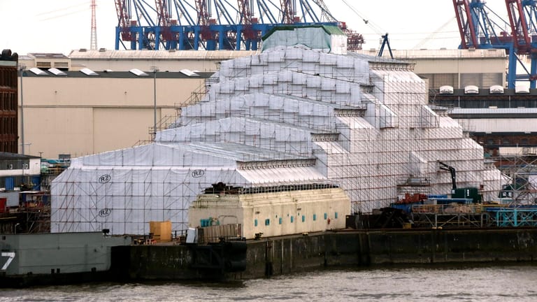 Auf dem Dock der Werft Bloom+Voss liegt unter einem Gerüst die Jacht des Unternehmers und Putin-Freundes Alisher Usmanov (Archivbild): Die Schiffe können den Hafen nur mit einer Ausfuhrgenehmigung verlassen.